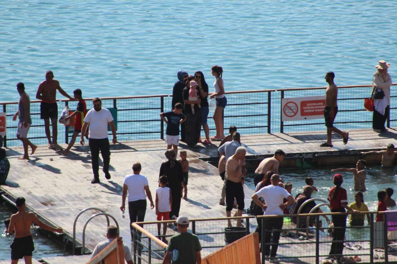 Konya’da eylülde yaz keyfi! Acıgöl’de kendilerini serin sulara bıraktılar 6